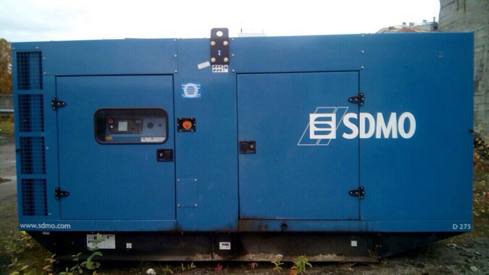 200 квт час. Дизельная электростанция SDMO GS 250(275s). Генераторы 200 КВТ SDMO. SDMO v630c2 в кожухе. SDMO j200 в кожухе.
